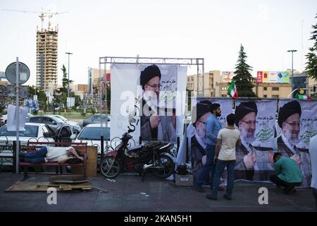 Raeesi's Station an einer Hauptstraße in Teheran, Iran, am 17. Mai 2017. Präsident Rohani, der Kandidat der linken Parteien ist. Er führte das Land 4 Jahre lang und nun den zweiten Lauf. Die Opposition ist Raeesi, der Kandidat der richtigen Partei. Leute auf der Straße promotten für ihre Kandidaten und verbreiteten die Broschüren und Fotos der Öffentlichkeit. (Foto von Marjan Yazdi/NurPhoto) *** Bitte nutzen Sie die Gutschrift aus dem Kreditfeld *** Stockfoto