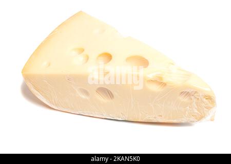 Stück Käse mit großen Löchern, isoliert auf weißem Hintergrund. Stockfoto