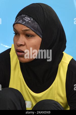 Yousra Arat aus Algerien enttäuschte, nachdem sie den Kampf um das Gold im Finale der Frauen-Hochsprung während des dritten Leichtathletik-Tages in Baku 2017 - 4. Islamische Solidaritätsspiele im Baku Olympiastadion verloren hatte. Am Donnerstag, den 18. Mai 2017 in Baku, Aserbaidschan. Foto von Artur Widak *** Bitte nutzen Sie die Gutschrift aus dem Kreditfeld *** Stockfoto