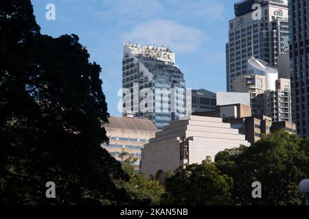 Fernsicht über den Hyde Park bis zum Turm, der über benachbarten Gebäuden ragt. The Castle & Porter House, Sydney, Australien. Architekt: Candalepas Associ Stockfoto