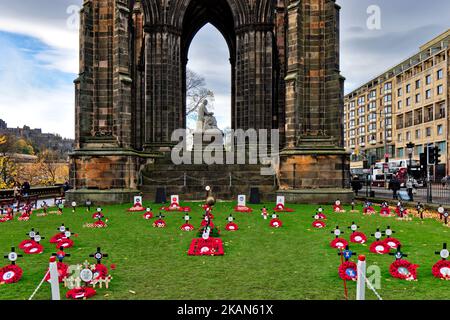 Edinburgh Schottland auf der Princes Street Mohnkränze umgeben das Scott Monument for Remembrance Sonntag, 2022 Stockfoto