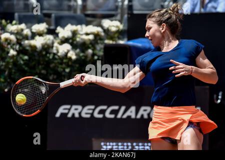 Simona Halep (ROU) im Einsatz gegen Kiki Bertens (NED) während der WTA World Tour Open Internazionali BNL D'Italia am 20. Mai 2017 im Foro Italico, Rom, Italien. (Foto von Giuseppe Maffia/NurPhoto) *** Bitte nutzen Sie die Gutschrift aus dem Kreditfeld *** Stockfoto