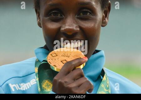 Yasemin Can aus der Türkei mit ihrer Goldmedaille, während einer Medaillenzeremonie der Frauen 10000m, am fünften Tag der Leichtathletik bei den Islamischen Solidaritätsspielen in Baku 2017 - 4. im Olympiastadion in Baku. Am Samstag, den 20. Mai 2017 in Baku, Aserbaidschan. Foto von Artur Widak *** Bitte nutzen Sie die Gutschrift aus dem Kreditfeld *** Stockfoto