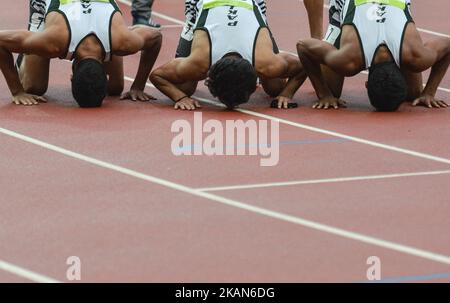 Mitglieder der pakistanischen Staffel feiern ihre Silbermedaille beim Finale des 4 x 400-Staffs der Männer, am fünften Tag der Leichtathletik bei den Islamischen Solidaritätsspielen in Baku 2017 - 4. im Baku Olympic Stadium. Am Samstag, den 20. Mai 2017 in Baku, Aserbaidschan. Foto von Artur Widak *** Bitte nutzen Sie die Gutschrift aus dem Kreditfeld *** Stockfoto