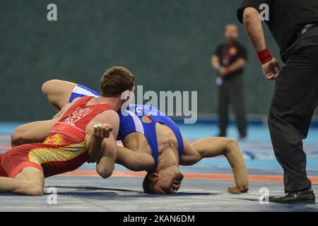 Ruslan Sadybakasov aus Kirgisistan (Rot) tritt gegen Sabadi Q Mushta (Blau) aus Afganistan im Viertelfinale der Herren Freestyle Wrestling 70kg während der Islamischen Solidaritätsspiele Baku 2017 - 4th in der Heydar Aliyev Arena an. Am Samstag, 20. Mai 2017 in Baku, Aserbaidschan. Foto von Artur Widak *** Bitte nutzen Sie die Gutschrift aus dem Kreditfeld *** Stockfoto