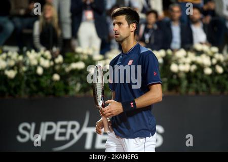 Novak Djokovic (SRB) feiert den Sieg gegen Dominic Thiem (AUT) während der ATP World Tour Masters 1000 Internazionali BNL D'Italia am 20. Mai 2017 beim Foro Italico, Rom, Italien. (Foto von Giuseppe Maffia/NurPhoto) *** Bitte nutzen Sie die Gutschrift aus dem Kreditfeld *** Stockfoto