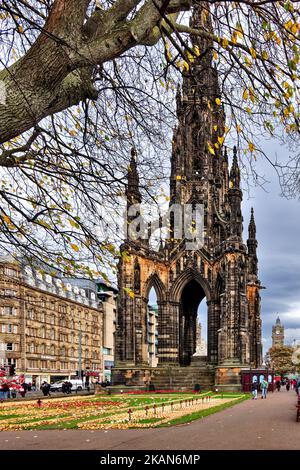 Edinburgh Scotland Princes Street Holzkreuze und roter Mohn umgeben das Scott Monument for Remembrance Sonntag, 2022 Stockfoto