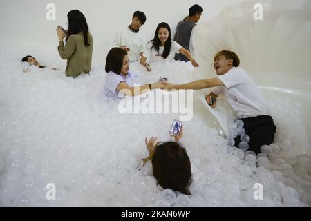 Ein Besucher interagiert mit der Installation ''The Beach''' in einem Einkaufszentrum in Bangkok, Thailand, 20. Mai 2017. (Foto von Anusak Laowias/NurPhoto) *** Bitte nutzen Sie die Gutschrift aus dem Kreditfeld *** Stockfoto