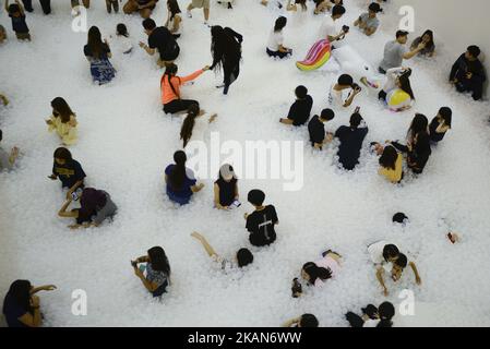 Ein Besucher interagiert mit der Installation ''The Beach''' in einem Einkaufszentrum in Bangkok, Thailand, 20. Mai 2017. (Foto von Anusak Laowias/NurPhoto) *** Bitte nutzen Sie die Gutschrift aus dem Kreditfeld *** Stockfoto