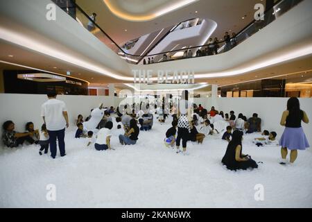 Ein Besucher interagiert mit der Installation ''The Beach''' in einem Einkaufszentrum in Bangkok, Thailand, 20. Mai 2017. (Foto von Anusak Laowias/NurPhoto) *** Bitte nutzen Sie die Gutschrift aus dem Kreditfeld *** Stockfoto