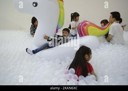 Ein Besucher interagiert mit der Installation ''The Beach''' in einem Einkaufszentrum in Bangkok, Thailand, 20. Mai 2017. (Foto von Anusak Laowias/NurPhoto) *** Bitte nutzen Sie die Gutschrift aus dem Kreditfeld *** Stockfoto