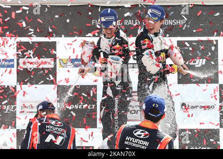 Sebastien Ogier und Julien Ingrassia (C) 1., Thierry Neuville und Nicolas Gilsoul (L) 2. während der Siegerehrung der WRC Vodafone Rally de Portugal 2017 in Matosinhos in Portugal am 21. Mai 2017. (Foto von Paulo Oliveira / DPI / NurPhoto) *** Bitte nutzen Sie die Gutschrift aus dem Kreditfeld *** Stockfoto