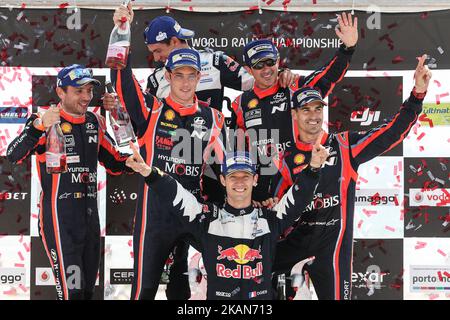 Sebastien Ogier und Julien Ingrassia (C) 1., Thierry Neuville und Nicolas Gilsoul (L) 2. und Dani Sordo und Marc Marti (R) 3. während der Siegerehrung der WRC Vodafone Rally de Portugal 2017 in Matosinhos in Portugal am 21. Mai 2017. (Foto von Paulo Oliveira / DPI / NurPhoto) *** Bitte nutzen Sie die Gutschrift aus dem Kreditfeld *** Stockfoto