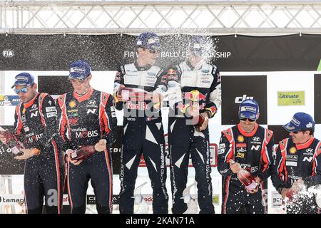 Sebastien Ogier und Julien Ingrassia (C) 1., Thierry Neuville und Nicolas Gilsoul (L) 2. und Dani Sordo und Marc Marti (R) 3. während der Siegerehrung der WRC Vodafone Rally de Portugal 2017 in Matosinhos in Portugal am 21. Mai 2017. (Foto von Paulo Oliveira / DPI / NurPhoto) *** Bitte nutzen Sie die Gutschrift aus dem Kreditfeld *** Stockfoto