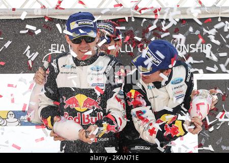 Sebastien Ogier und Julien Ingrassia (C) 1. während der Siegerehrung der WRC Vodafone Rally de Portugal 2017 am 21. Mai 2017 in Matosinhos in Portugal. (Foto von Paulo Oliveira / DPI / NurPhoto) *** Bitte nutzen Sie die Gutschrift aus dem Kreditfeld *** Stockfoto