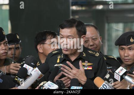 Der Generalleutnant der Royal Thai Army Saroj informiert die Medien über Informationen über die Bombenangriffe auf das Krankenhaus Phramongkutklao nach einer Bombenexplosion am 22. Mai 2017 in Bangkok, Thailand. Am Montag explodierte eine Bombe in einem Krankenhaus in Bangkok, das sich im Besitz des Militärs befindet, und verletzte mindestens 24 Menschen während des dritten Jahrestages des Militärputsches von 2014. Den Berichten zufolge fanden die Ermittler Spuren von Materialien, die zur Herstellung der Bombe am Ort der Explosion verwendet wurden, und führen derzeit weitere Untersuchungen durch. (Foto Adryel Talamantes/NurPhoto) *** Bitte benutzen Sie die Gutschrift aus dem Kreditfeld *** Stockfoto