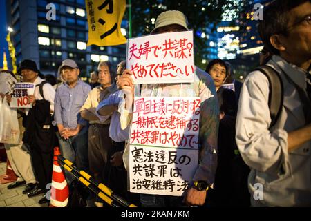 Demonstranten rufen Slogans auf, die einen anhängigen Anti-Verschwörungs-Gesetzentwurf während einer Kundgebung vor dem Nationaldiät in Tokio am 23. Mai 2017 anprangern. Von Japan wird erwartet, dass eine Verabschiedung von Gesetzen zur Bestrafung von Personen, die für schuldig befunden wurden, schwere Verbrechen zu planen, Proteste gegen eine mögliche Ausweitung der Staatsgewalt aufwirft, von der Kritiker befürchten, dass sie zur Unterminierung grundlegender bürgerlicher Freiheiten verwendet werden könnten. Tokio sagt, dass die rechtlichen Änderungen erforderlich sind, um einen UN-Vertrag zu ratifizieren, der auf die Bekämpfung der internationalen organisierten Kriminalität und die Bekämpfung des Terrorismus abzielt, während Tokio sich auf die Ausrichtung der Olympischen Spiele 2020 vorbereitet. (Foto von Richard Atrero de Guzman/NUR Photo) ( Stockfoto