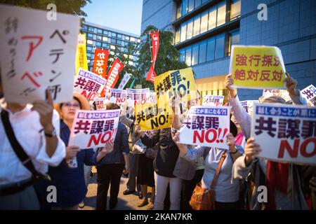 Demonstranten rufen Slogans auf, die einen anhängigen Anti-Verschwörungs-Gesetzentwurf während einer Kundgebung vor dem Nationaldiät in Tokio am 23. Mai 2017 anprangern. Von Japan wird erwartet, dass eine Verabschiedung von Gesetzen zur Bestrafung von Personen, die für schuldig befunden wurden, schwere Verbrechen zu planen, Proteste gegen eine mögliche Ausweitung der Staatsgewalt aufwirft, von der Kritiker befürchten, dass sie zur Unterminierung grundlegender bürgerlicher Freiheiten verwendet werden könnten. Tokio sagt, dass die rechtlichen Änderungen erforderlich sind, um einen UN-Vertrag zu ratifizieren, der auf die Bekämpfung der internationalen organisierten Kriminalität und die Bekämpfung des Terrorismus abzielt, während Tokio sich auf die Ausrichtung der Olympischen Spiele 2020 vorbereitet. (Foto von Richard Atrero de Guzman/NUR Photo) ( Stockfoto