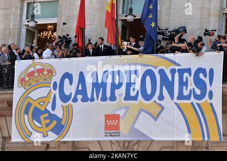 Real MadridÂ´s feiert am 22. Mai 2017 die spanische Liga in Puerta del Sol, Madrid, spanien mit allen Spielern und Trainern. (Foto von Isa Saiz/NurPhoto) *** Bitte nutzen Sie die Gutschrift aus dem Kreditfeld *** Stockfoto
