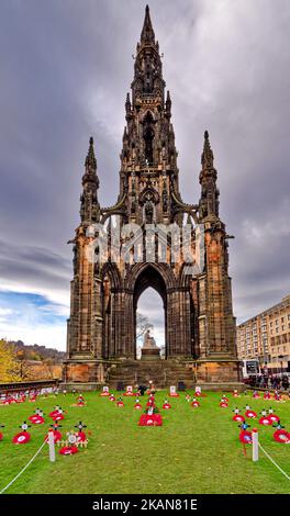 Edinburgh Scotland Princes Street Mohnkränze umgeben das Scott Monument for Remembrance Sonntag, 2022 Stockfoto