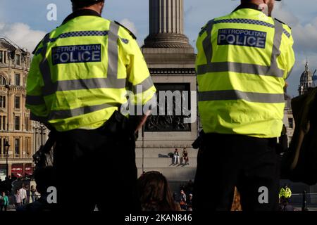 Die britische Polizei patrouilliert am 23. Mai 2017 einen Tag nach einem tödlichen Terroranschlag beim Ariana Grande-Konzert in der Manchester Arena durch den Trafalgar Square im Zentrum von London. 22 Menschen wurden bei dem tödlichsten Terroranschlag Großbritanniens seit über einem Jahrzehnt getötet und Dutzende verletzt, nachdem ein mutmaßlicher Selbstmordattentäter Fans beim Verlassen eines Konzerts der US-Sängerin Ariana Grande in Manchester getroffen hatte. Die britische Polizei nannte den mutmaßlichen Angreifer hinter dem Manchester-Konzertanschlag am Dienstag Salman Abedi, weigerte sich aber, weitere Details zu nennen. (Foto von Jay Shaw Baker/NurPhoto) *** Bitte nutzen Sie die Gutschrift von C. Stockfoto