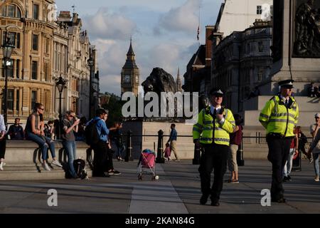 Die britische Polizei patrouilliert am 23. Mai 2017 einen Tag nach einem tödlichen Terroranschlag beim Ariana Grande-Konzert in der Manchester Arena durch den Trafalgar Square im Zentrum von London. 22 Menschen wurden bei dem tödlichsten Terroranschlag Großbritanniens seit über einem Jahrzehnt getötet und Dutzende verletzt, nachdem ein mutmaßlicher Selbstmordattentäter Fans beim Verlassen eines Konzerts der US-Sängerin Ariana Grande in Manchester getroffen hatte. Die britische Polizei nannte den mutmaßlichen Angreifer hinter dem Manchester-Konzertanschlag am Dienstag Salman Abedi, weigerte sich aber, weitere Details zu nennen. (Foto von Jay Shaw Baker/NurPhoto) *** Bitte nutzen Sie die Gutschrift von C. Stockfoto