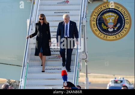 US-Präsident Donald Trump und First Lady Melania Trump steigen bei der Ankunft am Flughafen Fiumicino in Rom am 23. Mai 2017 aus der Air Force One aus. Donald Trump kam in Rom zu einem hochkarätigen Treffen mit Papst Franziskus an, das seine erste offizielle Reise nach Europa seit seiner Amtszeit als US-Präsident war. (Foto von Silvia Lore/NurPhoto) *** Bitte nutzen Sie die Gutschrift aus dem Kreditfeld *** Stockfoto