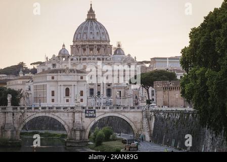 Während des Besuchs des Präsidenten in Rom wird auf der Ponte Sant'Angelo ein Transparent gegen Donald Trump gezeigt. 23.. Mai 2017, Rom (Foto: Jacopo Landi/NurPhoto) *** Bitte benutzen Sie die Gutschrift aus dem Kreditfeld *** Stockfoto