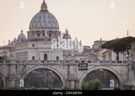 Während des Besuchs des Präsidenten in Rom wird auf der Ponte Sant'Angelo ein Transparent gegen Donald Trump gezeigt. 23.. Mai 2017, Rom (Foto: Jacopo Landi/NurPhoto) *** Bitte benutzen Sie die Gutschrift aus dem Kreditfeld *** Stockfoto