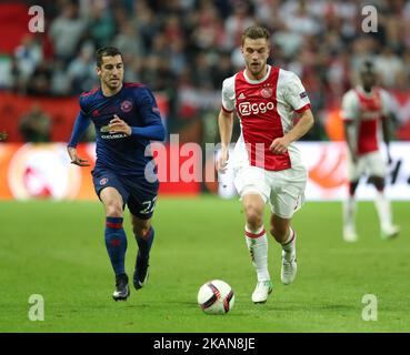 Der niederländische Ajax-Verteidiger Joel Veltman (R) und der armenische Mittelfeldspieler Henrikh Mkhitaryan von Manchester United wetteiferten am 24. Mai 2017 in der Friends Arena in Solna bei Stockholm um den Ball beim UEFA Europa League-Finale Ajax Amsterdam gegen Manchester United. (Foto von Raddad Jebarah/NurPhoto) *** Bitte nutzen Sie die Gutschrift aus dem Kreditfeld *** Stockfoto