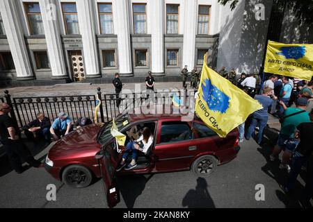 Dutzende von Menschen blockieren die Straße in der Nähe des ukrainischen parlaments Verkhovna Rada mit ihren Fahrzeugen, die aus EU-Ländern in die Ukraine gebracht wurden und fordern, die Zollgebühren für Autos, die in Gebrauch waren, aufzuheben, Kiew, Ukraine, 24. Mai 2017. (Foto von Sergii Kharchenko/NurPhoto) *** Bitte nutzen Sie die Gutschrift aus dem Kreditfeld *** Stockfoto