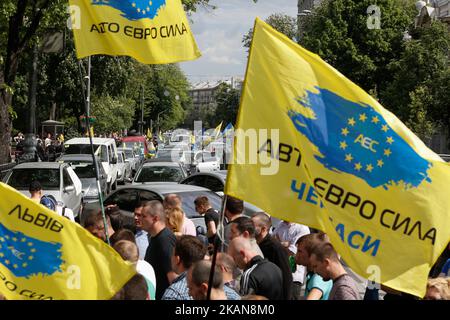 Dutzende von Menschen blockieren die Straße in der Nähe des ukrainischen parlaments Verkhovna Rada mit ihren Fahrzeugen, die aus EU-Ländern in die Ukraine gebracht wurden und fordern, die Zollgebühren für Autos, die in Gebrauch waren, aufzuheben, Kiew, Ukraine, 24. Mai 2017. (Foto von Sergii Kharchenko/NurPhoto) *** Bitte nutzen Sie die Gutschrift aus dem Kreditfeld *** Stockfoto