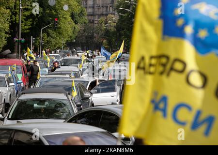 Dutzende von Menschen blockieren die Straße in der Nähe des ukrainischen parlaments Verkhovna Rada mit ihren Fahrzeugen, die aus EU-Ländern in die Ukraine gebracht wurden und fordern, die Zollgebühren für Autos, die in Gebrauch waren, aufzuheben, Kiew, Ukraine, 24. Mai 2017. (Foto von Sergii Kharchenko/NurPhoto) *** Bitte nutzen Sie die Gutschrift aus dem Kreditfeld *** Stockfoto