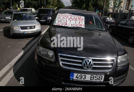 Dutzende von Menschen blockieren die Straße in der Nähe des ukrainischen parlaments Verkhovna Rada mit ihren Fahrzeugen, die aus EU-Ländern in die Ukraine gebracht wurden und fordern, die Zollgebühren für Autos, die in Gebrauch waren, aufzuheben, Kiew, Ukraine, 24. Mai 2017. (Foto von Sergii Kharchenko/NurPhoto) *** Bitte nutzen Sie die Gutschrift aus dem Kreditfeld *** Stockfoto