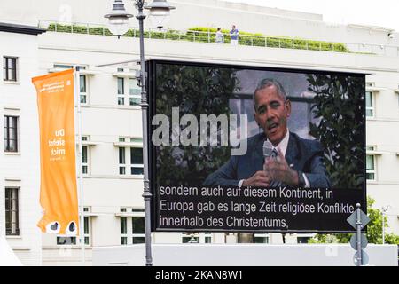 Ein Monitor zeigt den ehemaligen US-Präsidenten Barack Obama beim Gespräch mit Bundeskanzlerin Angela Merkel (nein im Bild) während einer Podiumsdiskussion zum Thema Demokratie beim Evangelischen Kirchentag am 25. Mai 2017 in Berlin. (Foto von Emmanuele Contini/NurPhoto) *** Bitte benutzen Sie die Gutschrift aus dem Kreditfeld *** Stockfoto