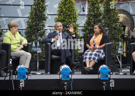 Der ehemalige US-Präsident Barack Obama (C) und die deutsche Bundeskanzlerin Angela Merkel (L) nehmen am 25. Mai 2017 am Evangelischen Kirchentag in Berlin an einer Podiumsdiskussion über Demokratie Teil. (Foto von Emmanuele Contini/NurPhoto) *** Bitte benutzen Sie die Gutschrift aus dem Kreditfeld *** Stockfoto