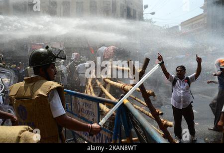 Indische Polizei feuern Wasserwerfer, um die Aktivisten der Bharatiya Janata Party während ihres marsches zum Polizeihauptquartier in Kalkutta, Indien, am Donnerstag, den 25.. Mai 2017, zu zerstreuen. Wasserwerfern und einem Regenschauer von Schlagstöcken machten die Straßen von Kalkutta heute zum zweiten Mal in einer Woche zu einer Kriegszone, als Polizei und Demonstranten während eines marsches, der von der BJP zum Polizeihauptquartier in der Gegend von Lalbazar im Herzen der Stadt gerufen wurde, zusammenprallten und forderten Die Verhaftung von "korrupten" TMC-Führern . (Foto von Sonali Pal Chaudhury/NurPhoto) *** Bitte nutzen Sie die Gutschrift aus dem Kreditfeld *** Stockfoto