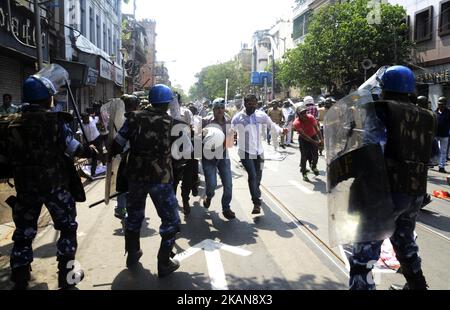 Die indische Polizei zerstreut die Aktivisten der Bharatiya Janata Party während ihres marsches zum Polizeihauptquartier in Kalkutta, Indien, am Donnerstag, den 25.. Mai 2017. Wasserwerfern und einem Regenschauer von Schlagstöcken machten die Straßen von Kalkutta heute zum zweiten Mal in einer Woche zu einer Kriegszone, als Polizei und Demonstranten während eines marsches, der von der BJP zum Polizeihauptquartier in der Gegend von Lalbazar im Herzen der Stadt gerufen wurde, zusammenprallten und forderten Die Verhaftung von "korrupten" TMC-Führern . (Foto von Sonali Pal Chaudhury/NurPhoto) *** Bitte nutzen Sie die Gutschrift aus dem Kreditfeld *** Stockfoto