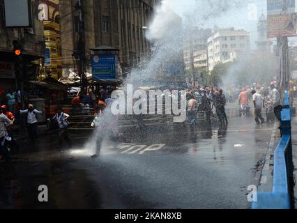 Indische Polizei feuern Wasserwerfer, um die Aktivisten der Bharatiya Janata Party während ihres marsches zum Polizeihauptquartier in Kalkutta, Indien, am Donnerstag, den 25.. Mai 2017, zu zerstreuen. Wasserwerfern und einem Regenschauer von Schlagstöcken machten die Straßen von Kalkutta heute zum zweiten Mal in einer Woche zu einer Kriegszone, als Polizei und Demonstranten während eines marsches, der von der BJP zum Polizeihauptquartier in der Gegend von Lalbazar im Herzen der Stadt gerufen wurde, zusammenprallten und forderten Die Verhaftung von "korrupten" TMC-Führern . (Foto von Sonali Pal Chaudhury/NurPhoto) *** Bitte nutzen Sie die Gutschrift aus dem Kreditfeld *** Stockfoto