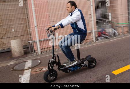 Am 25. Mai 2017 in Monte Carlo, Monaco, reiten der Brasilianer und Williams Martini-Rennfahrer auf dem Formel-1-Grand-Prix de Monaco über das Fahrerlager. (Foto von Robert Szaniszló/NurPhoto) *** Bitte nutzen Sie die Gutschrift aus dem Kreditfeld *** Stockfoto