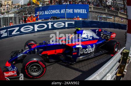 Carlos Sainz Jr aus Spanien und der Fahrer der Scuderia Toro Rosso fahren am 25. Mai 2017 in Monte Carlo, Monaco, während des Trainings zum Formel 1 Grand Prix de Monaco. (Foto von Robert Szaniszló/NurPhoto) *** Bitte nutzen Sie die Gutschrift aus dem Kreditfeld *** Stockfoto