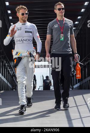 Jenson Button von Großbritannien und McLaren Honda F1 Team Fahrer am Fahrerlager des Formel 1 Grand Prix de Monaco am 25. Mai 2017 in Monte Carlo, Monaco. (Foto von Robert Szaniszló/NurPhoto) *** Bitte nutzen Sie die Gutschrift aus dem Kreditfeld *** Stockfoto