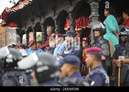 Die lebende Göttin Patans, Unikia Bajracharya, nimmt am Donnerstag, dem 25. Mai 2017, an der Feier des Bhoto-Jatra-Festivals in Jawalakhel, Patan, Nepal, Teil. RATO Machindranath wird auch als der "gott des Regens" bezeichnet und sowohl Hindus als auch Buddhisten beten den Machindranath in der Hoffnung auf guten Regen an, um Dürre während der Reisplantage zu verhindern. (Foto von Narayan Maharjan/NurPhoto) *** Bitte nutzen Sie die Gutschrift aus dem Kreditfeld *** Stockfoto