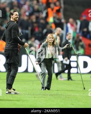 Zlatan Ibrahimovic von Manchester United würdigt die Fans nach dem UEFA Europa League Finale zwischen Ajax und Manchester United in der Friends Arena am 24. Mai 2017 in Stockholm, Schweden. (Foto von Ahmad Mora/NurPhoto) *** Bitte nutzen Sie die Gutschrift aus dem Kreditfeld *** Stockfoto