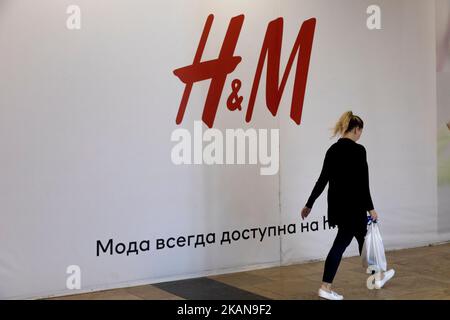 Moskau, Russland. 3.. November 2022 Kundenspaziergang in der Nähe eines geschlossenen H&M-Stores im Einkaufszentrum Afimall. Am 2. März 2022 hat der schwedische Modehändler H&M alle Verkäufe in Russland eingestellt Stockfoto