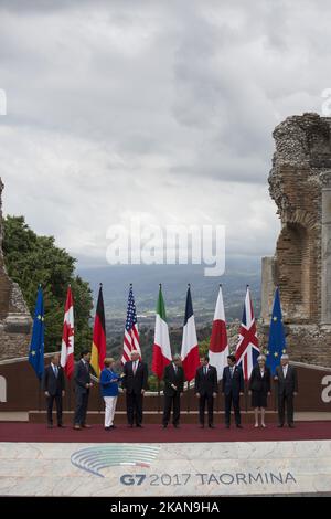 Die Staats- und Regierungschefs der Welt (von links nach rechts), der eu-Kommissionspräsident Donald Tusk, die kanadische Premierministerin Justine Trudeau, die deutsche Bundeskanzlerin Angela Merkel, USA Präsident Donald Trump, der italienische Premierminister Paolo Gentiloni, der französische Präsident Emmanuel Macron, der japanische Premierminister Shinzo Abe, die britische Premierministerin Teresa May und Jea -Claude Junker posieren für eine Fotoklasse im Alten Theater von Taormina vor dem Gipfel G7 am 26. Mai 2017. (Foto von Christian Minelli/NurPhoto) *** Bitte nutzen Sie die Gutschrift aus dem Kreditfeld *** Stockfoto