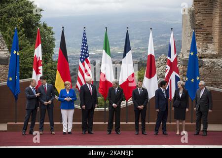 Die Staats- und Regierungschefs der Welt (von links nach rechts), der eu-Kommissionspräsident Donald Tusk, die kanadische Premierministerin Justine Trudeau, die deutsche Bundeskanzlerin Angela Merkel, USA Präsident Donald Trump, der italienische Premierminister Paolo Gentiloni, der französische Präsident Emmanuel Macron, der japanische Premierminister Shinzo Abe, die britische Premierministerin Teresa May und Jea -Claude Junker posieren für eine Fotoklasse im Alten Theater von Taormina vor dem Gipfel G7 am 26. Mai 2017. (Foto von Christian Minelli/NurPhoto) *** Bitte nutzen Sie die Gutschrift aus dem Kreditfeld *** Stockfoto