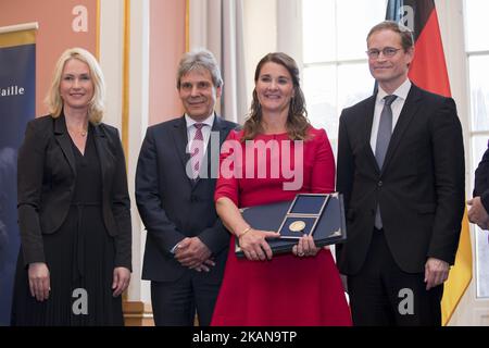 Der Berliner Bürgermeister Michael Müller (R) und die Familienministerin Manuela Schwesig (L) verleihen Melinda Gates am 25. Mai 2017 im Berliner Rathaus die Otto-Hahn-Friedensmedaille für ihr philanthropisches Wirken gegen Armut und Krankheit in der Welt durch die Bill & Melinda Gates Stiftung. (Foto von Emmanuele Contini/NurPhoto) *** Bitte benutzen Sie die Gutschrift aus dem Kreditfeld *** Stockfoto