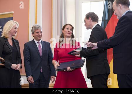 Der Berliner Bürgermeister Michael Müller (2R) und die Familienministerin Manuela Schwesig (L) verleihen Melinda Gates am 25. Mai 2017 im Berliner Rathaus die Otto-Hahn-Friedensmedaille für ihr philanthropisches Wirken gegen Armut und Krankheit in der Welt durch die Bill & Melinda Gates Stiftung. (Foto von Emmanuele Contini/NurPhoto) *** Bitte benutzen Sie die Gutschrift aus dem Kreditfeld *** Stockfoto