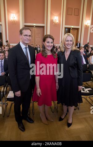 Berlins Bürgermeister Michael Müller (L), die Familienministerin Manuela Schwesig (R) und die preisgekrönte Melinda Gates posieren zu Beginn der Verleihung der Otto-Hahn-Friedensmedaille am 25. Mai 2017 im Berliner Rathaus. (Foto von Emmanuele Contini/NurPhoto) *** Bitte benutzen Sie die Gutschrift aus dem Kreditfeld *** Stockfoto